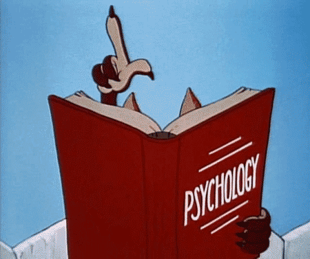 leyendo libro de psicología y negando con el dedo